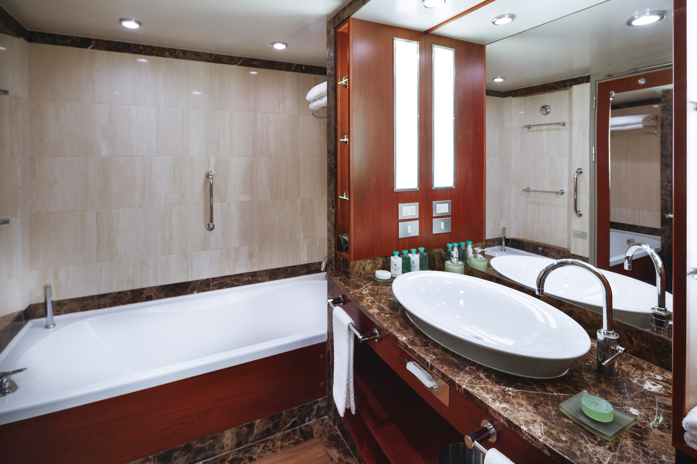 Silversea - Silver Spirit - Accommodation - Vista Suite 1.jpg